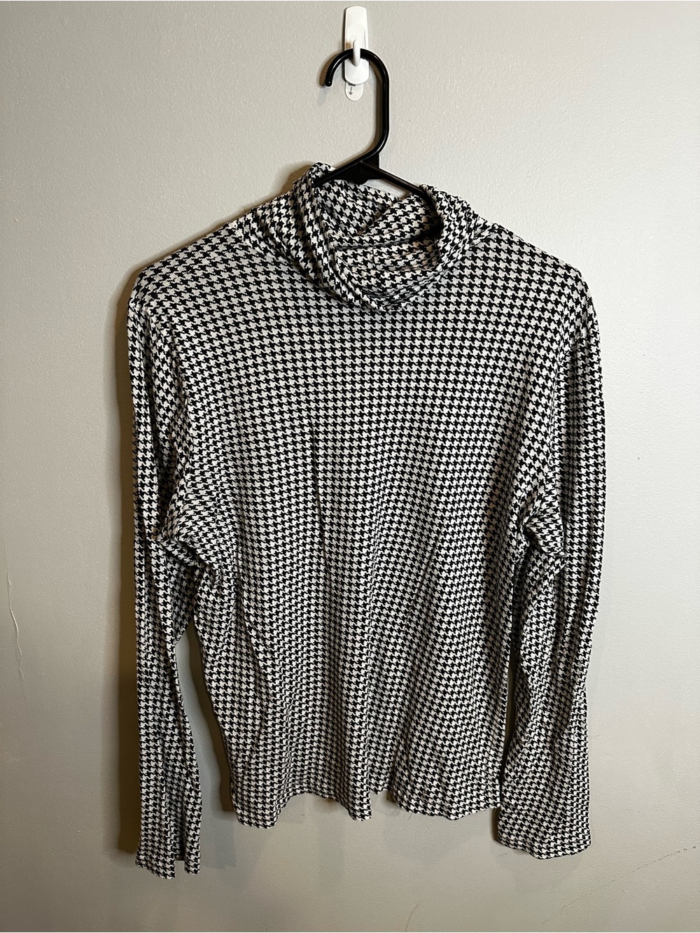 Black & White Houndstooth Turtleneck Top